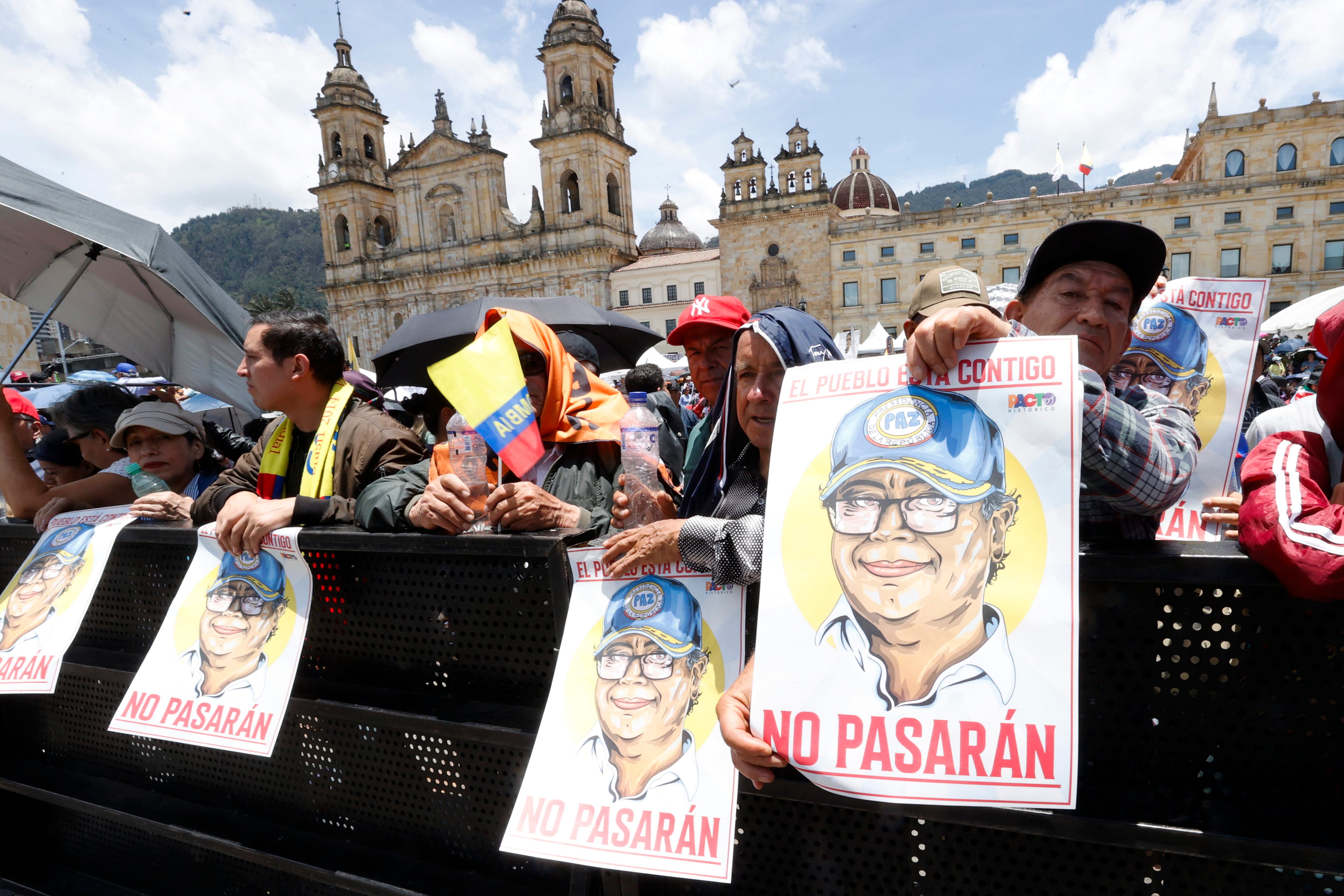 Seguidores del presidente colombiano, Gustavo Petro, sostienen un letrero con el rostro del mandatario durante una concentración en la Plaza de Bolívar en Bogotá. Foto: EFE/ Mauricio Dueñas Castañeda