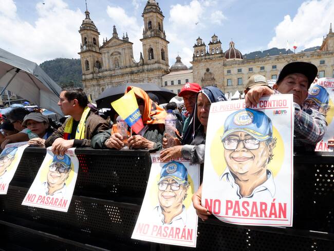 Seguidores del presidente colombiano, Gustavo Petro, sostienen un letrero con el rostro del mandatario durante una concentración en la Plaza de Bolívar en Bogotá. Foto: EFE/ Mauricio Dueñas Castañeda