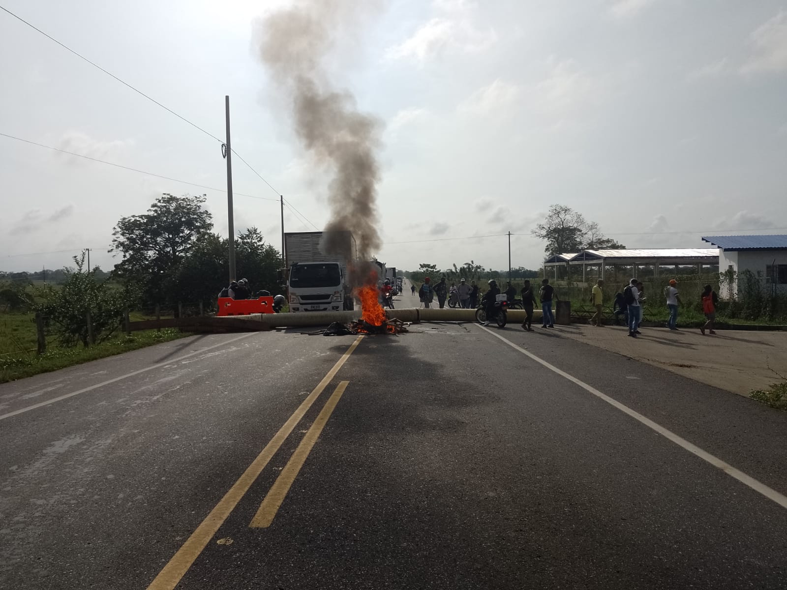Momentos en que era bloqueada la Troncal de Occidente. Foto: cortesía (suministrada en La W).
