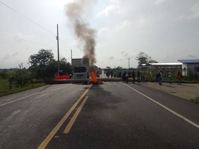 Momentos en que era bloqueada la Troncal de Occidente. Foto: cortesía (suministrada en La W).