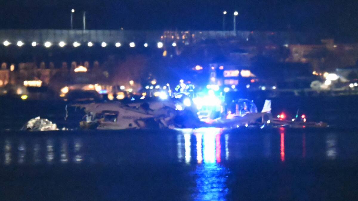 Un avión y un helicóptero permanecen en el río Potomac tras chocar en el aire cerca de Washington