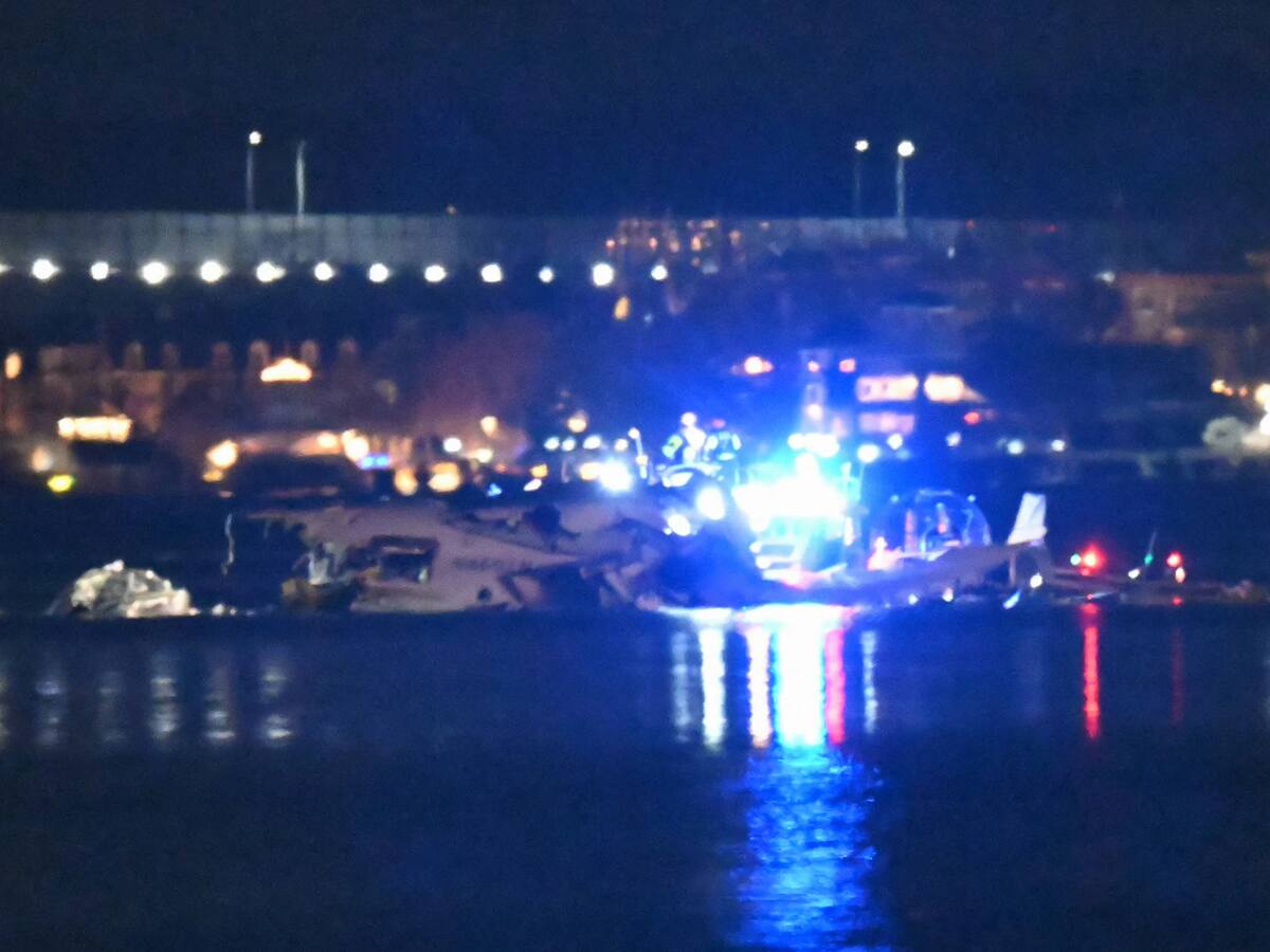 Un avión y un helicóptero permanecen en el río Potomac tras chocar en el aire cerca de Washington