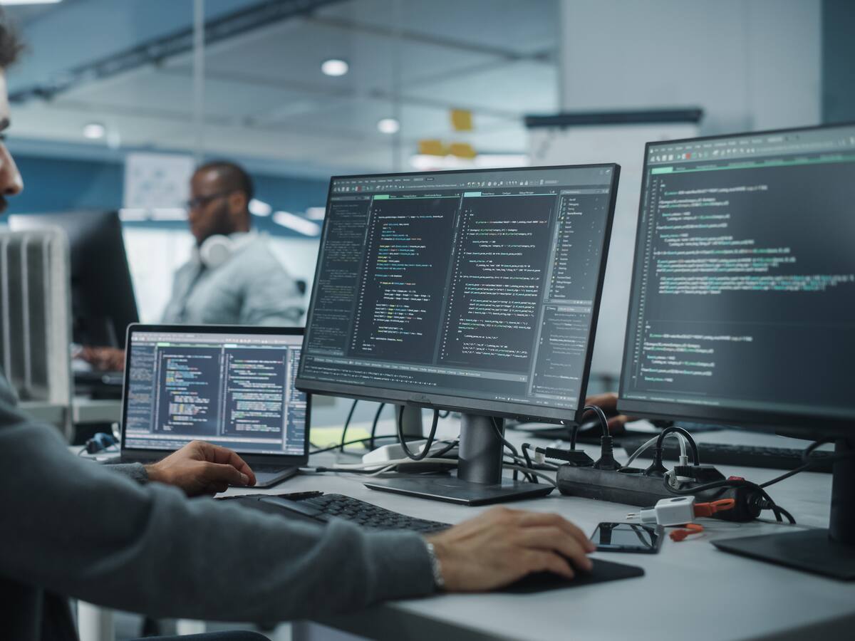 Salario promedio de un ingeniero en sistemas en Colombia: ¿cuánto vale la carrera?