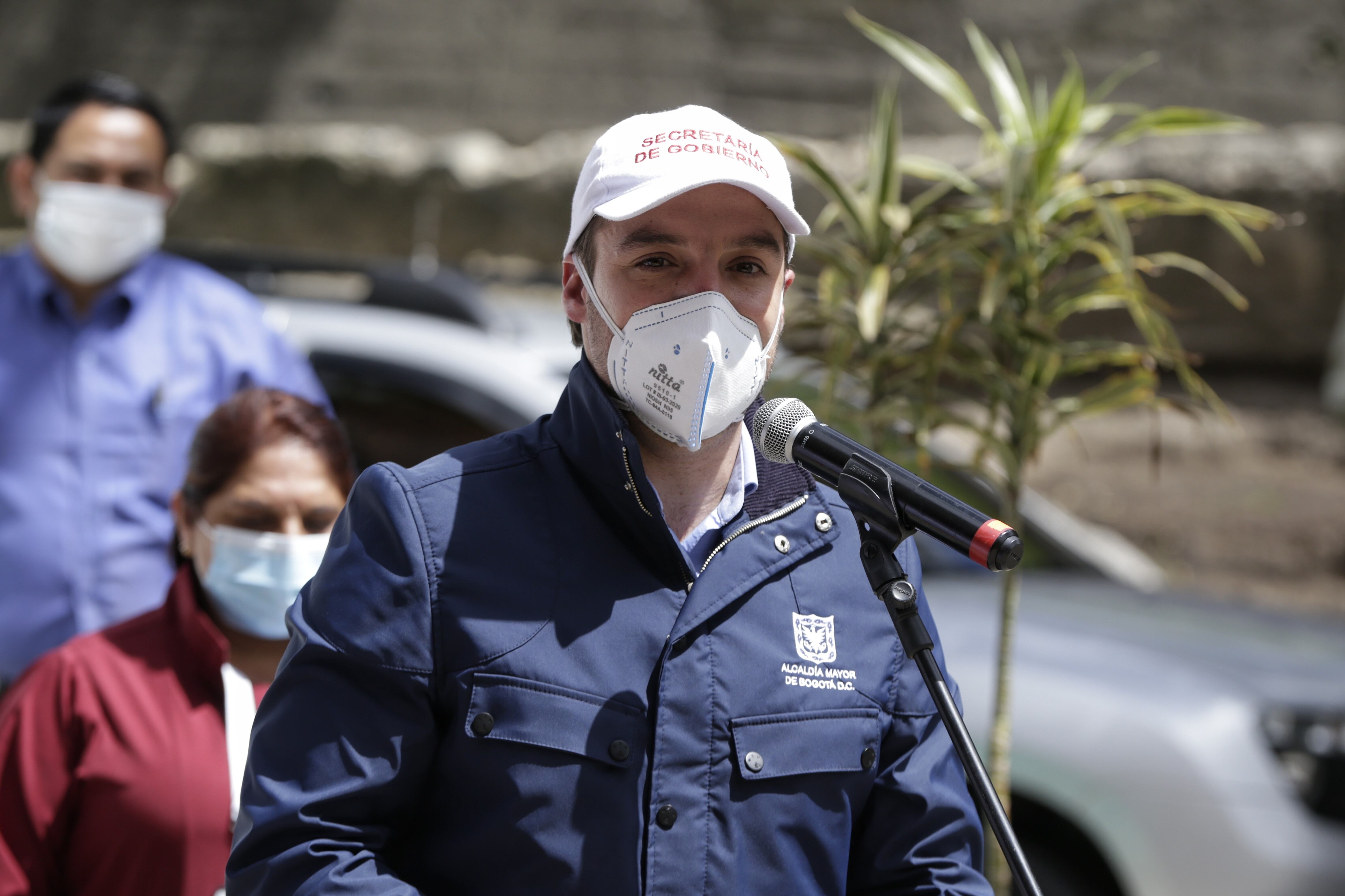 Bogotá. 05 de enero de 2021. El secretario de Salud y el secretario de Gobierno, luego de un recorrido por la localidad de Usaquén, ofrecieron declaraciones a los medios de comunicación en el hospital de campaña ubicado en el Hospital Simón Bolívar, para hablar de la situación de las UCI y la capacidad instalada que le ayudará a Bogotá a pasar el segundo pico. (Colprensa - Álvaro Tavera)