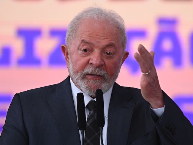 El presidente de Brasil, Luiz Inácio Lula da Silva, habla durante la ceremonia de sanción del proyecto de ley que actualiza la Ley de Cuotas para el ingreso a universidades públicas e institutos federales hoy, en el Palácio del Planalto, en Brasilia (Brasil). EFE/ Andre Borges