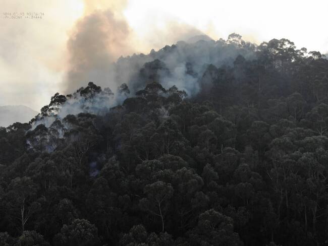 Bomberos Bogotá pide avión de la Policía para controlar incendio en cerros orientales
