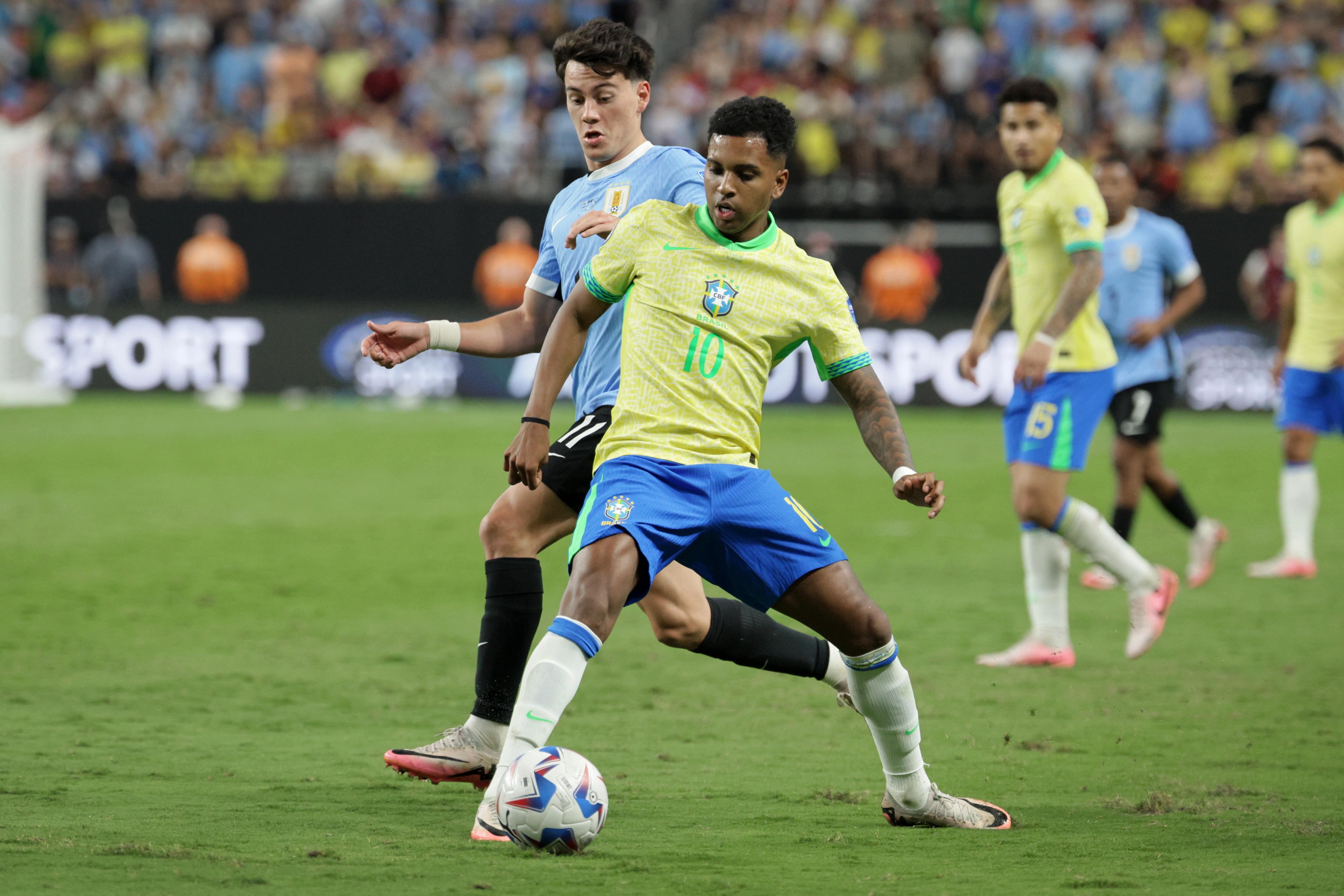 Las Vegas (United States), 07/07/2024.- Rodrygo Silva of Brazil (R) in action against Facundo Pellistri of Uruguay (L) during the CONMEBOL Copa America 2024 Quarter-finals match between Uruguay and Brazil, in Las Vegas, Nevada, USA, 06 July 2024. (Brasil) EFE/EPA/ALLISON DINNER