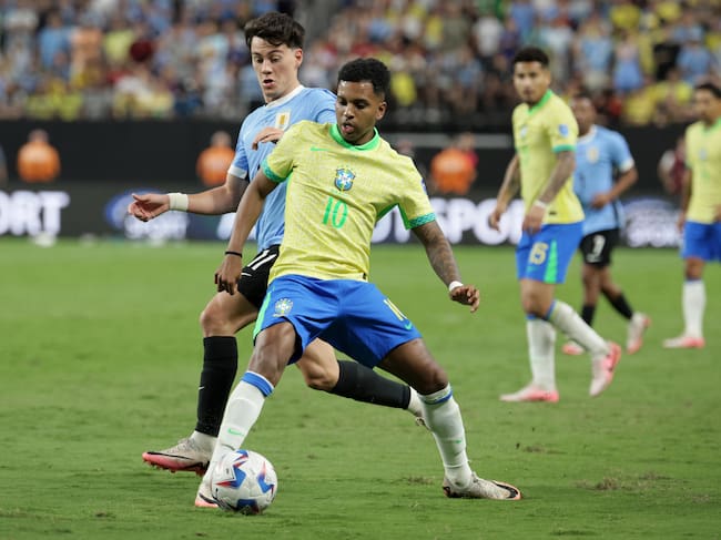 Las Vegas (United States), 07/07/2024.- Rodrygo Silva of Brazil (R) in action against Facundo Pellistri of Uruguay (L) during the CONMEBOL Copa America 2024 Quarter-finals match between Uruguay and Brazil, in Las Vegas, Nevada, USA, 06 July 2024. (Brasil) EFE/EPA/ALLISON DINNER