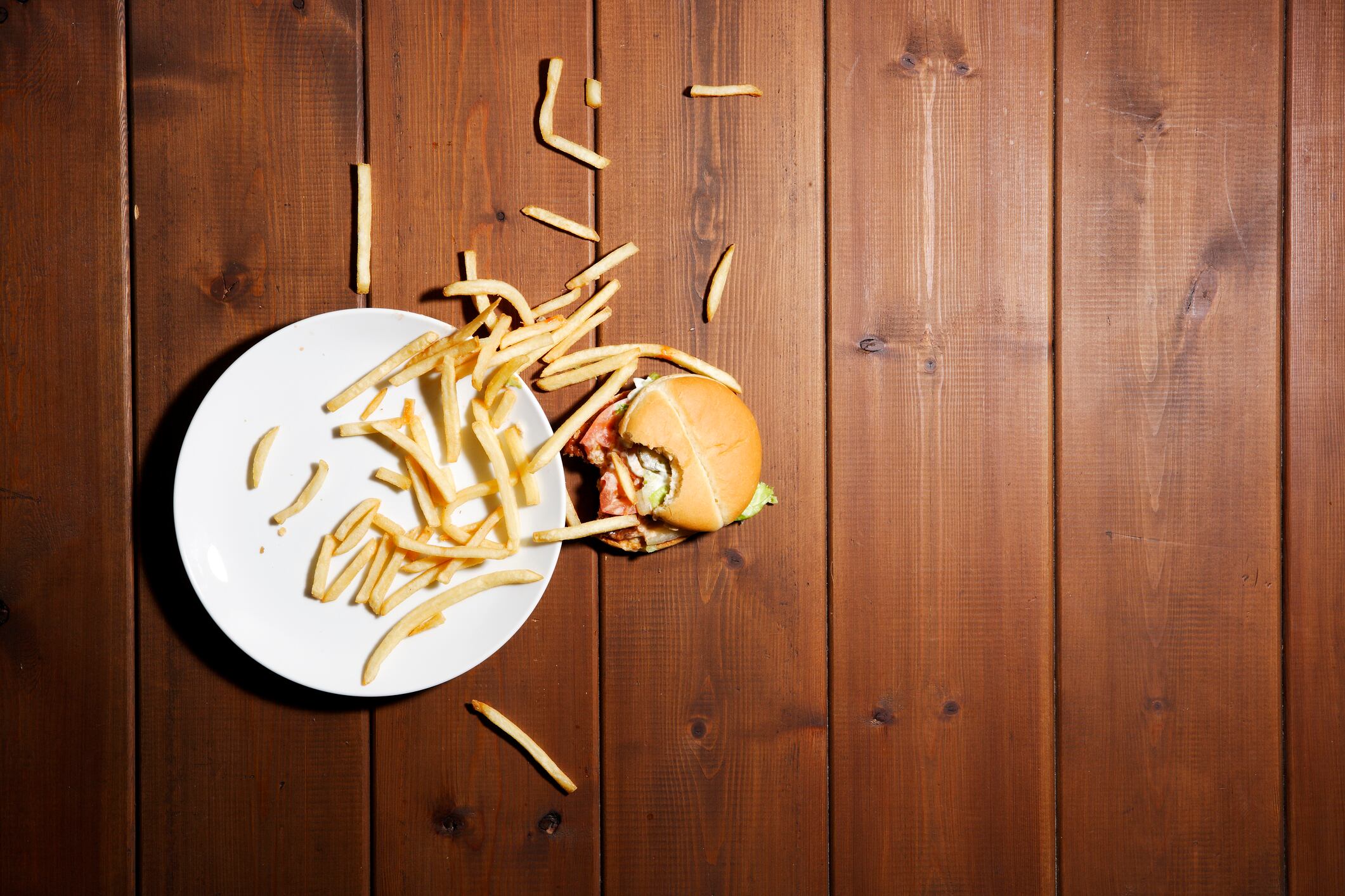 Imagen de referencia de alimentos en el suelo. Foto: Getty Images