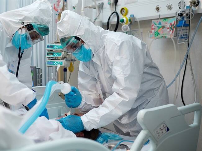 Las muertes diarias por COVID-19 en Colombia siguen en aumento. Foto: Getty Images