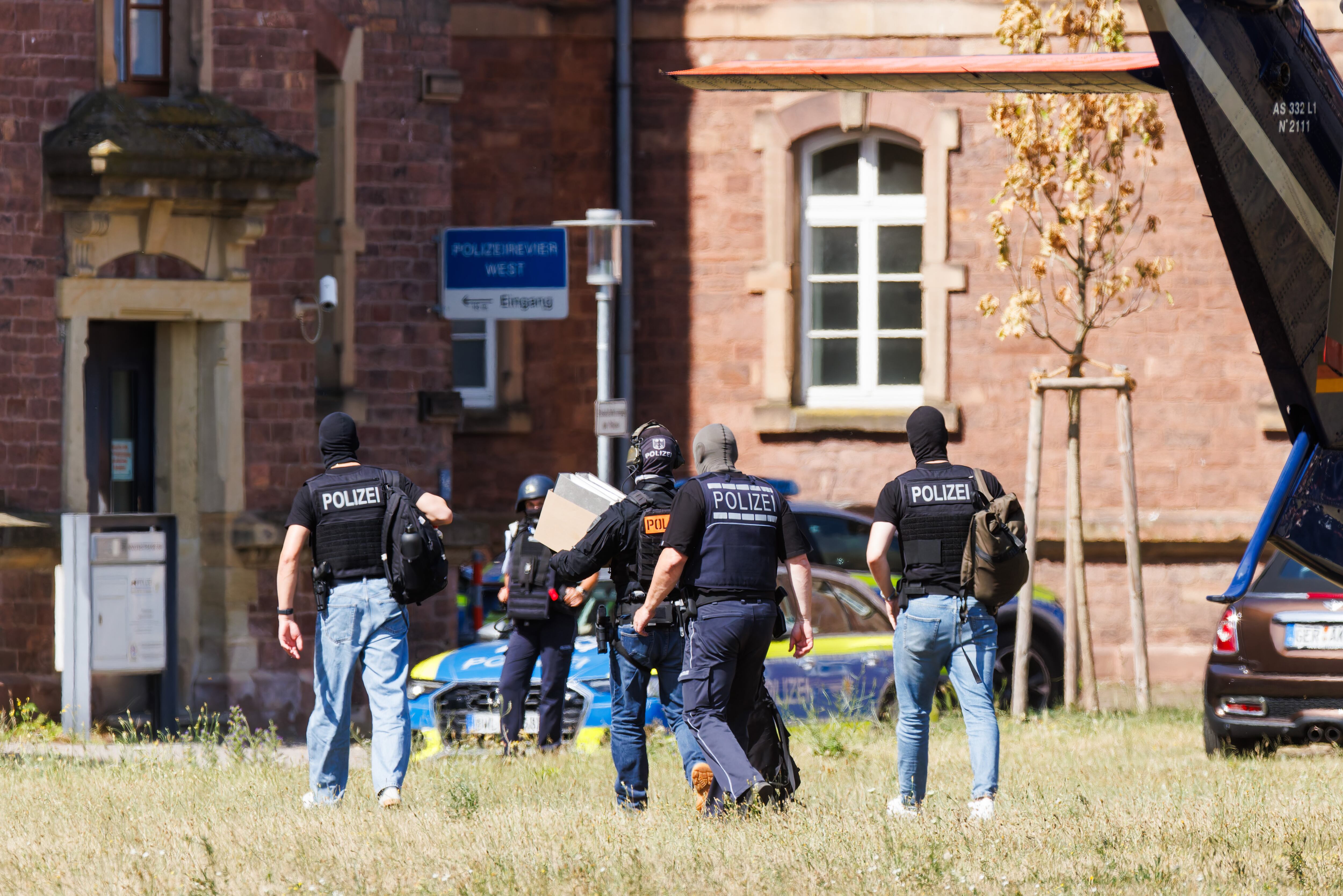 Oficiales de policía de Alemnia investigan ataque de un ciudadano sirio. FOTO: Philipp von Ditfurth/picture alliance via Getty Images