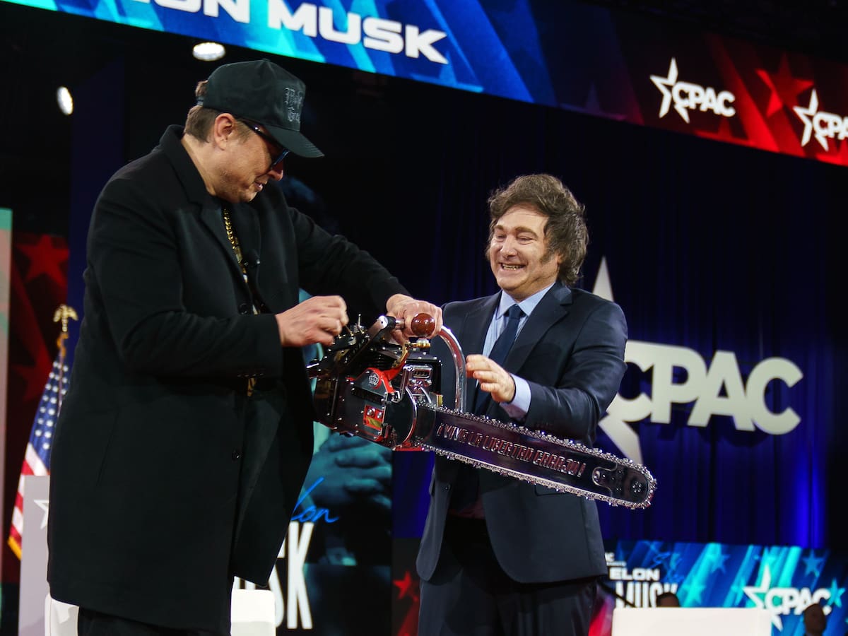 Javier Milei le regaló a Elon Musk una motosierra en su encuentro en el foro conservador CPAC