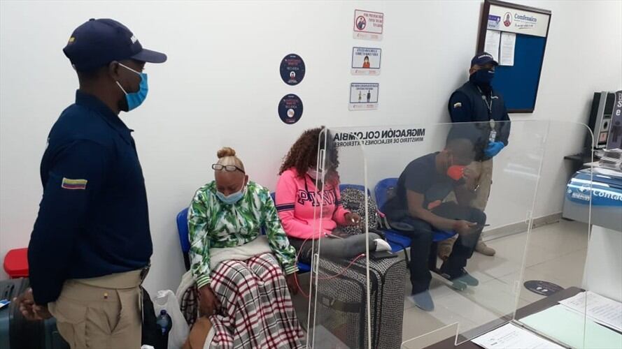 Migración detuvo a tres extranjeros que habrían falsificado pruebas PCR para salir del país. Foto: Migración Colombia