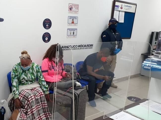 Migración detuvo a tres extranjeros que habrían falsificado pruebas PCR para salir del país. Foto: Migración Colombia