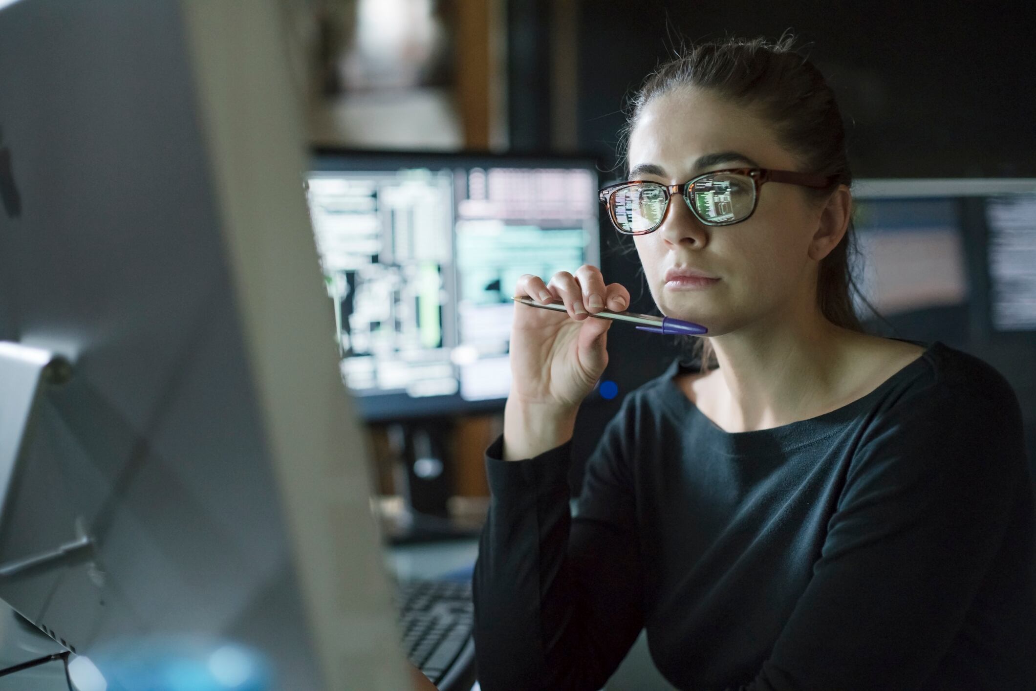 Mujer investigando imagen de referencia. Foto: Getty Images.