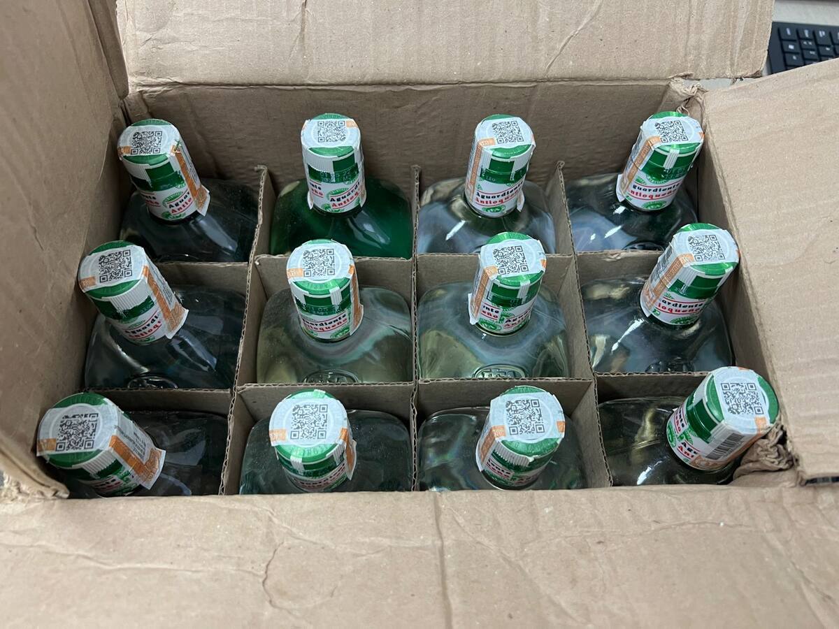 Incautan más de 100 botellas de licor adulterado en Córdoba