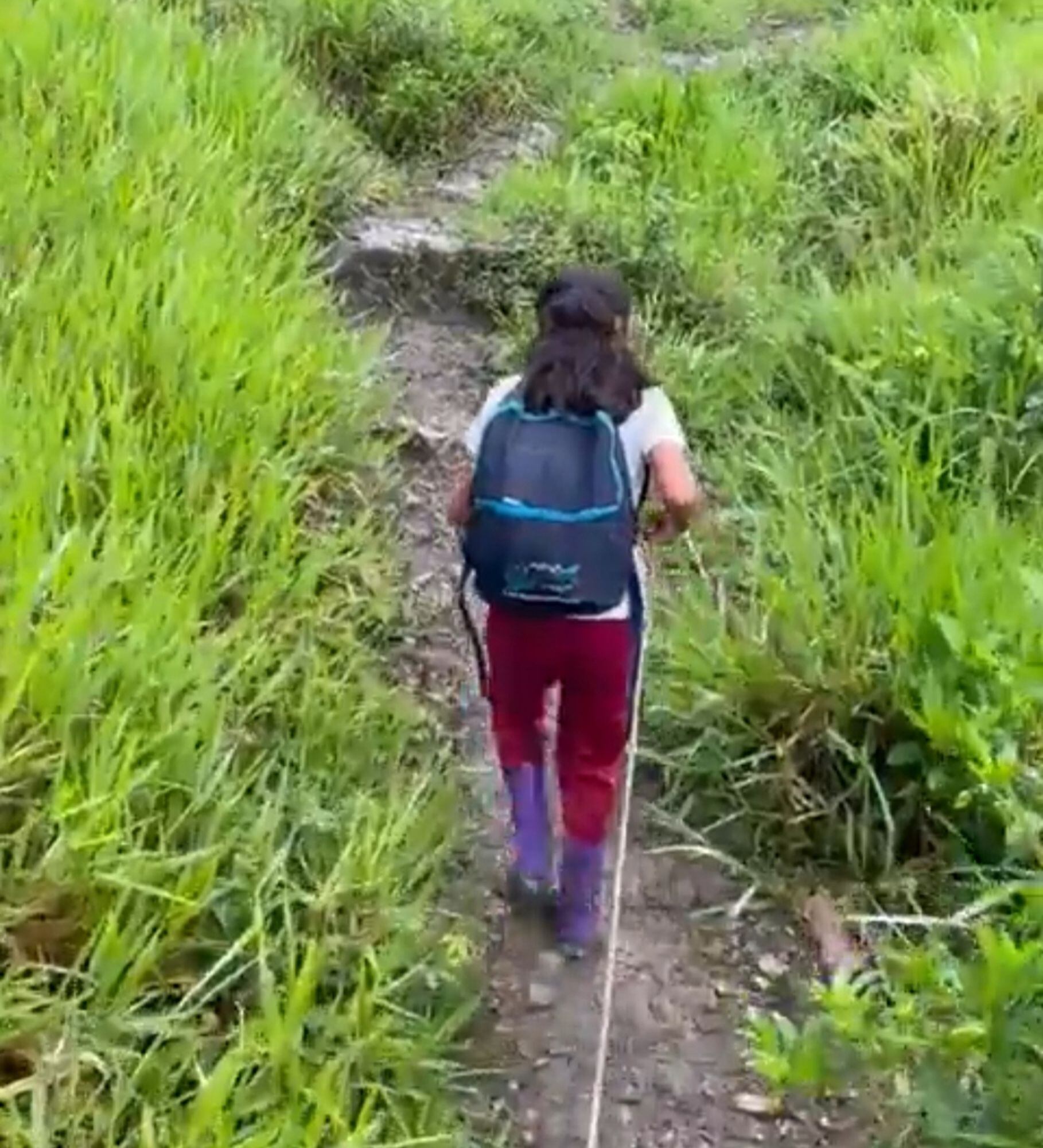 Foto: Yesica Chaparro arriando una mula. 