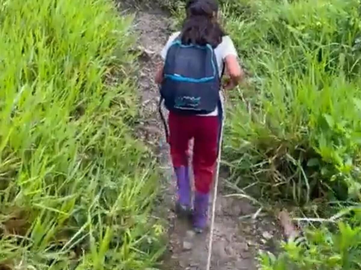 Camino a la I.E. Valentín García por las trochas de Labranzagrande