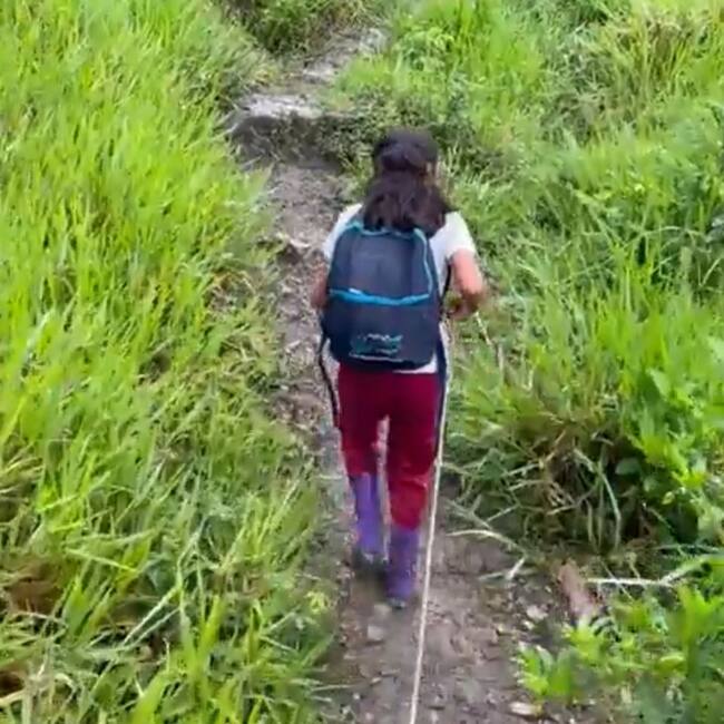 Foto: Yesica Chaparro arriando una mula.