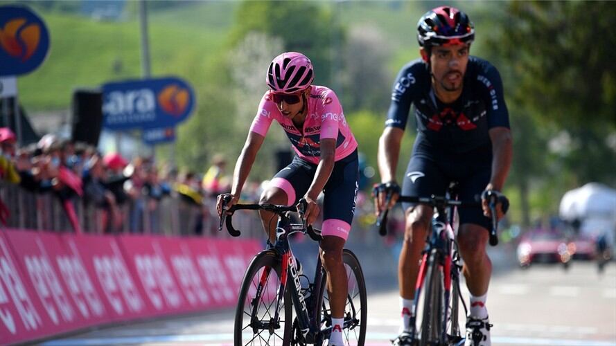 Ciclistas colombianos Egan Bernal y Daniel Felipe Martínez en la etapa 17 del Giro de Italia. Foto: Stuart Franklin/Getty Images
