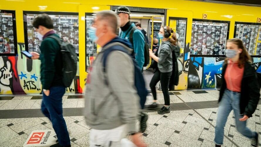 “No usar desodorante y ponerse el tapabocas”, la curiosa campaña contra la COVID-19. Foto: Getty Images