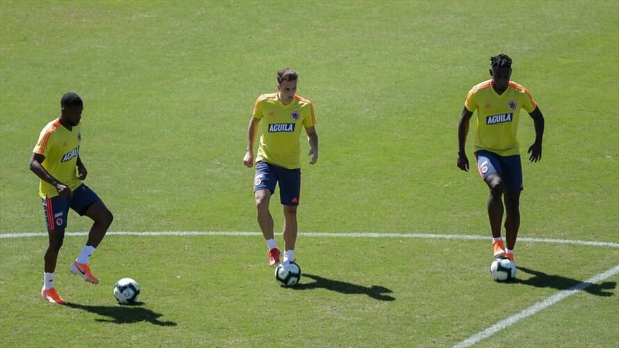 hon Lucumí (Izquierda) Santiago Arias (Centro9 y Duván Zapata (Derecha) . Foto: Colprensa