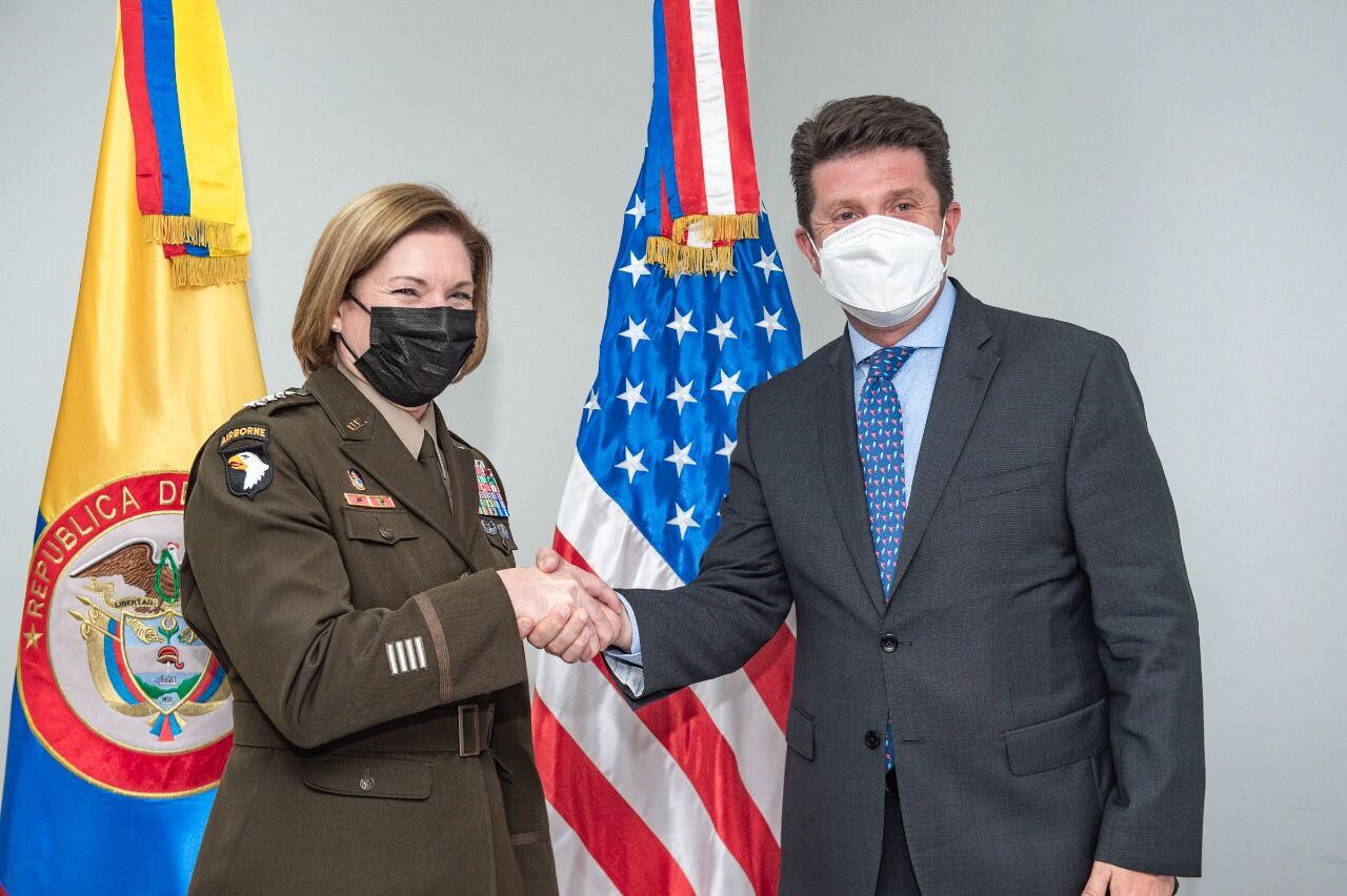 El ministro de Defensa, Diego Molano, y Laura J. Richardson, comandante del Comando Sur de los Estados Unidos / Cortesía: Ministerio de Defensa
