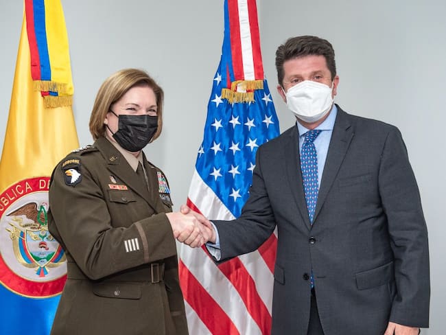 El ministro de Defensa, Diego Molano, y Laura J. Richardson, comandante del Comando Sur de los Estados Unidos / Cortesía: Ministerio de Defensa