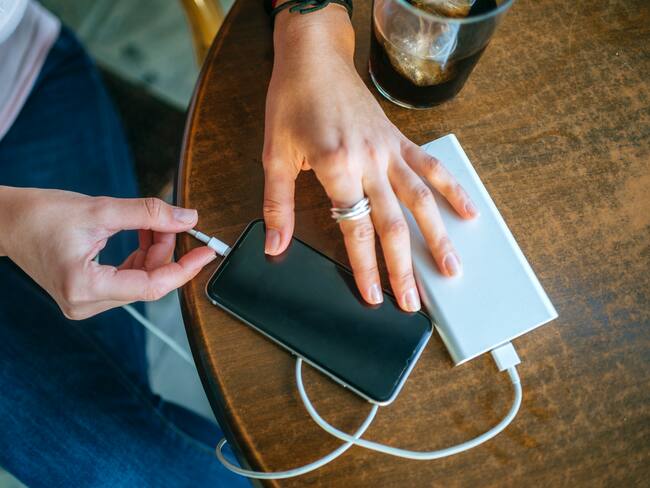 La UE acuerda adoptar el cargador único para dispositivos portátiles en 2024