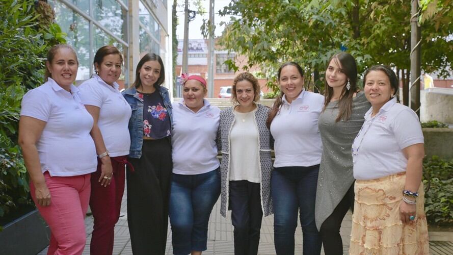 Mujeres con Jineth Bedoya después de recorrer la ciudad de Bogotá. Foto: redBus