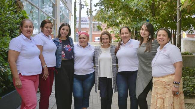 Mujeres con Jineth Bedoya después de recorrer la ciudad de Bogotá. Foto: redBus