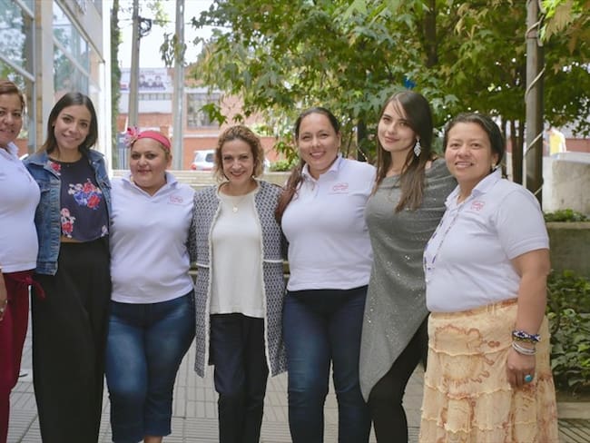 Mujeres con Jineth Bedoya después de recorrer la ciudad de Bogotá. Foto: redBus