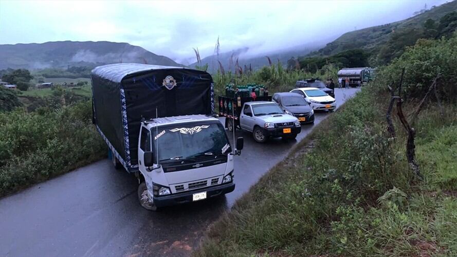 Fueron atravesados en la carretera varios vehículos de carga, particulares y de servicio público que se transportaban por este corredor. Foto: Cortesía Sucesos Cauca