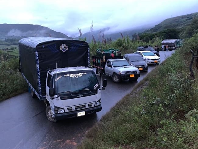 Fueron atravesados en la carretera varios vehículos de carga, particulares y de servicio público que se transportaban por este corredor. Foto: Cortesía Sucesos Cauca