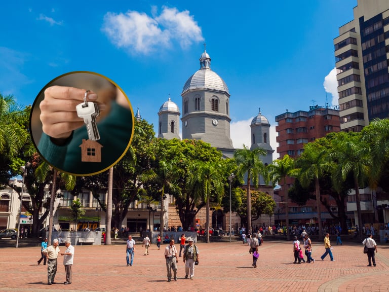 Plaza en Pereira y al lado una persona con unas llaves de vivienda (Fotos vía Getty Images)