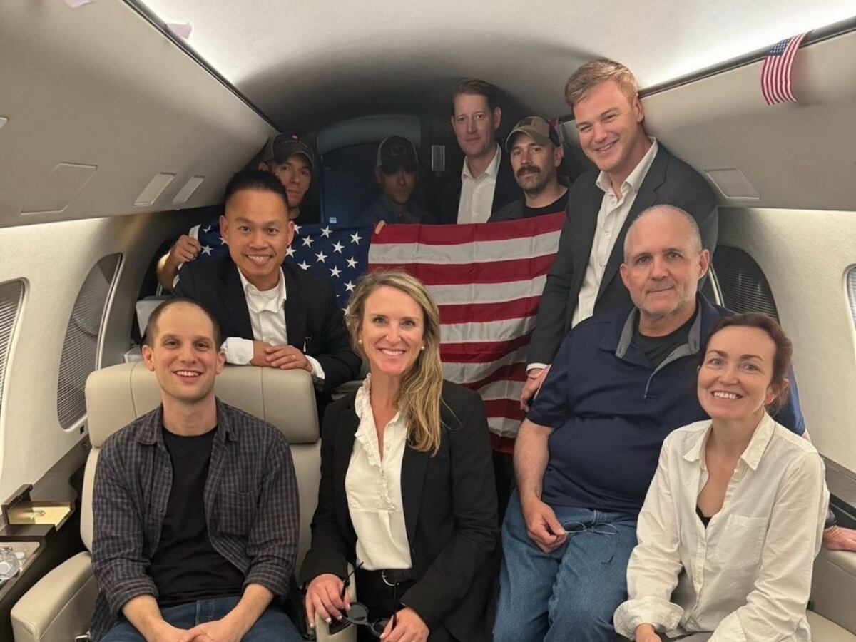 La primera foto de los estadounidenses liberados por Rusia en intercambio de prisioneros. Foto: Proporcionada por el Gobierno de Estados Unidos