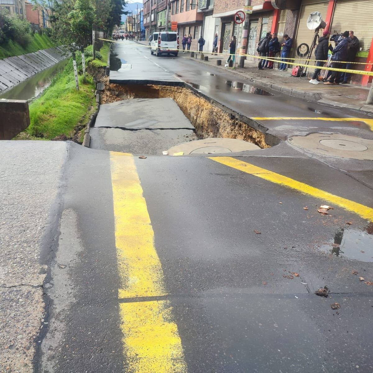 Eso no es un hueco es un cráter: así quedó la carrera 60 en Bogotá