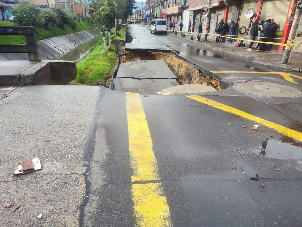 Eso no es un hueco es un cráter: así quedó la carrera 60 en Bogotá