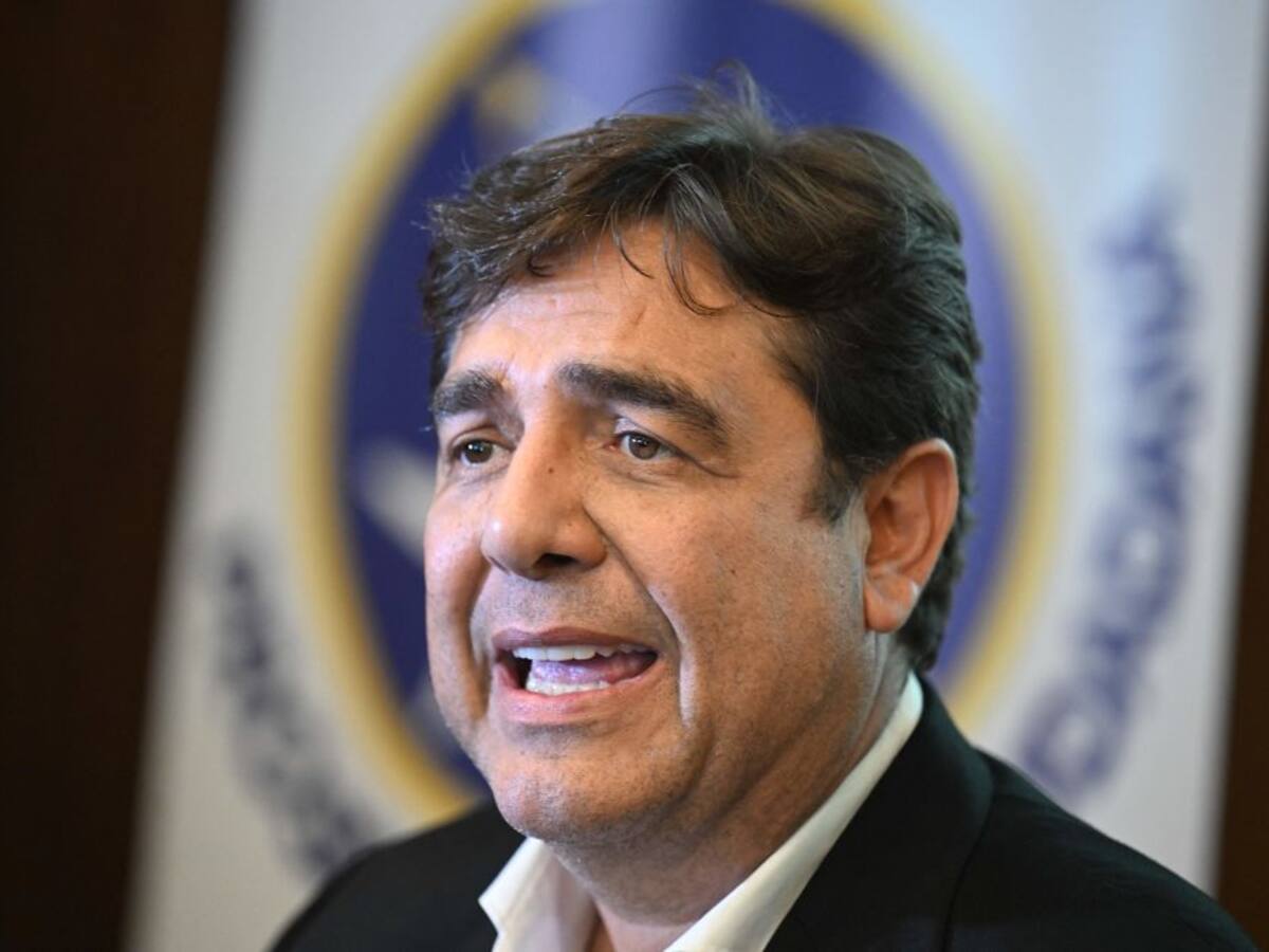 Candidato líder de encuestas dice que Guatemala vive “dictadura” tras ser suspendido