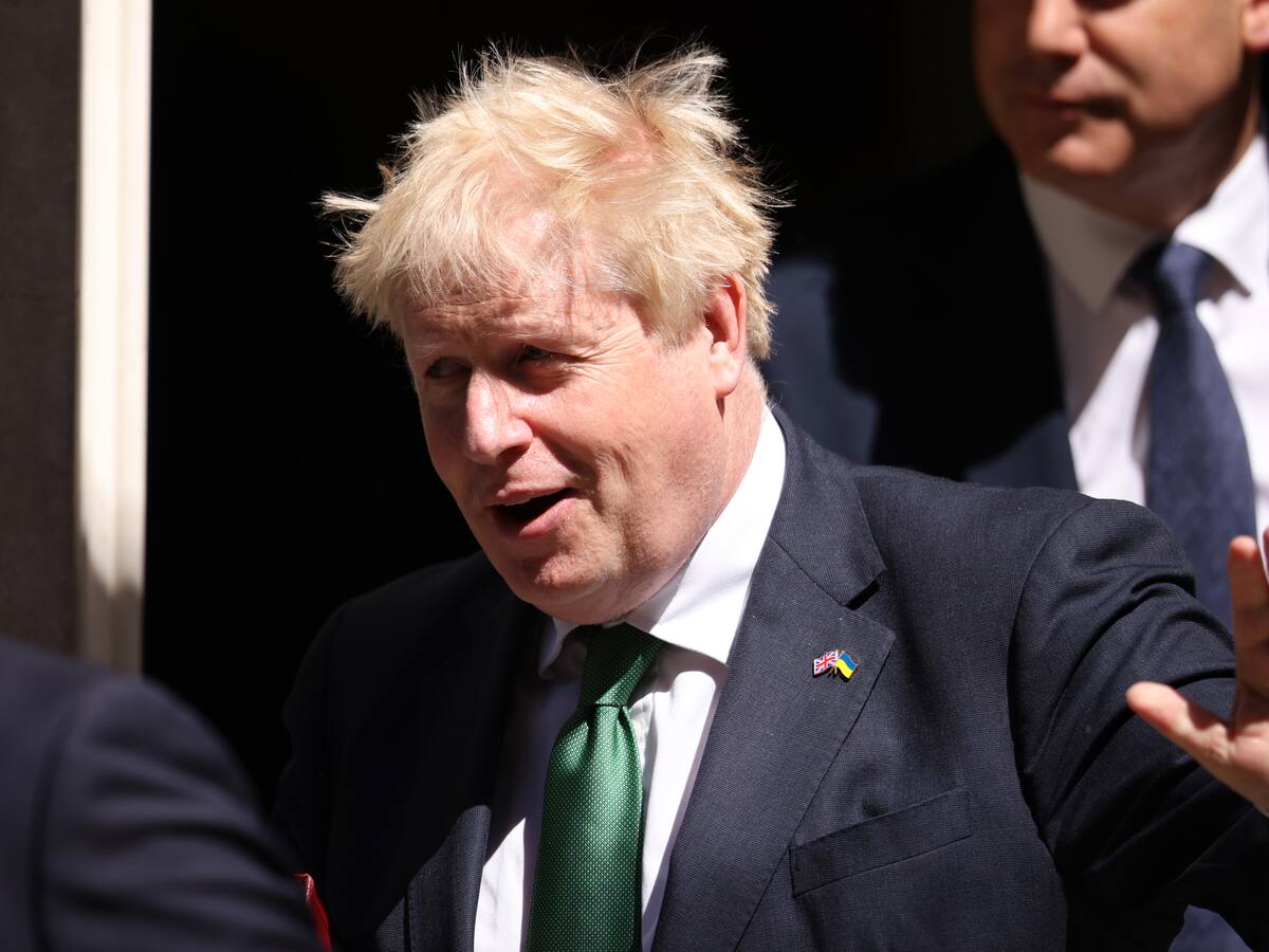 Boris Johnson dice que recortará impuestos y revisará el mercado hipotecario