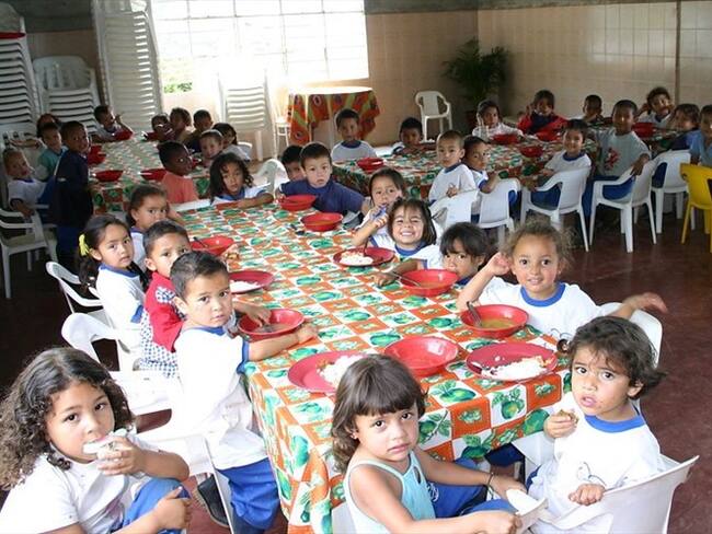Las licitaciones incluyen por un lado la compra de los alimentos, y por el otro el almacenamiento, ensamble y distribución de los refrigerios escolares. Foto: Colprensa