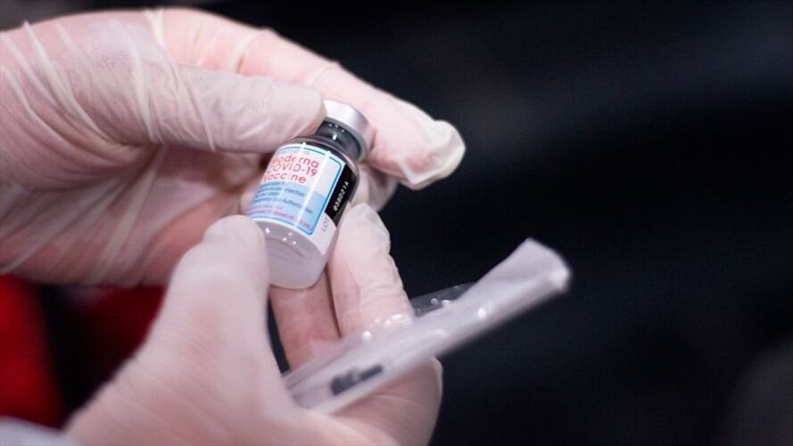 El Ministerio de Salud busca garantizar el flujo oportuno de recursos a entidades habilitadas para prestar el servicio de vacunación contra el COVID-19. Foto: Getty Images / DANIEL ROMERO