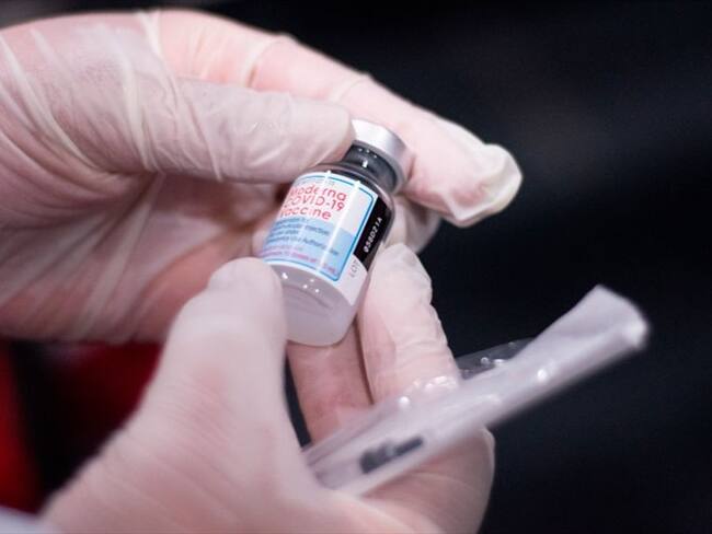 El Ministerio de Salud busca garantizar el flujo oportuno de recursos a entidades habilitadas para prestar el servicio de vacunación contra el COVID-19. Foto: Getty Images / DANIEL ROMERO