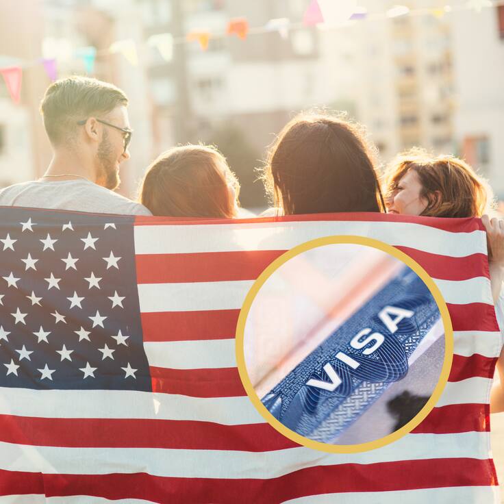 Grupo de turistas con la bandera estadounidense. En el círculo, imagen de visa americana (GettyImages)