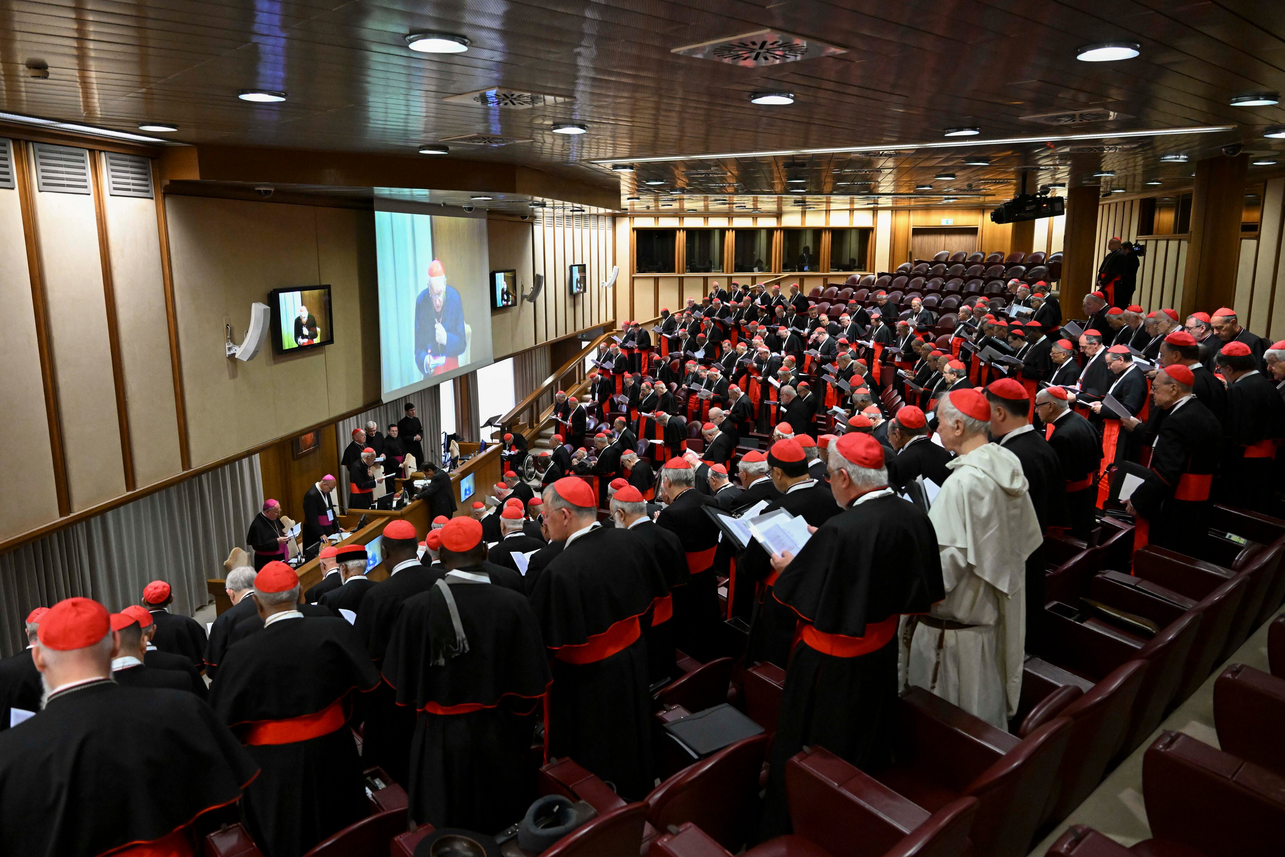 CIUDAD DEL VATICANO, 28/04/2025.-Varios cardenales aseguraron que este lunes se fijará la fecha para el inicio del cónclave en el que se elegirá al sucesor de Francisco mientras se dirigían a la quinta congregación general, en la imagen, las reuniones en las que los purpurados que entrarán en la Capilla Sixtina se van conociendo y concretando un perfil para el próximo pontífice. Estado Vaticano/Mario Tomassetti ***SOLO USO EDITORIAL/SOLO DISPONIBLE PARA ILUSTRAR LA NOTICIA QUE ACOMPAÑA (CRÉDITO OBLIGATORIO)***
