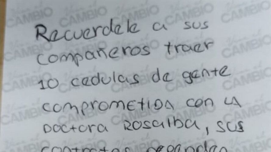Oscar Ospina denunció que en los escritorios de las oficinas dejaron notas en las que invitan a los funcionarios a llevar cédulas. Foto: Twitter Oscar Ospina