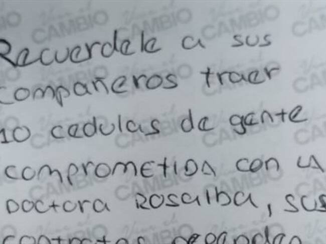 Oscar Ospina denunció que en los escritorios de las oficinas dejaron notas en las que invitan a los funcionarios a llevar cédulas. Foto: Twitter Oscar Ospina