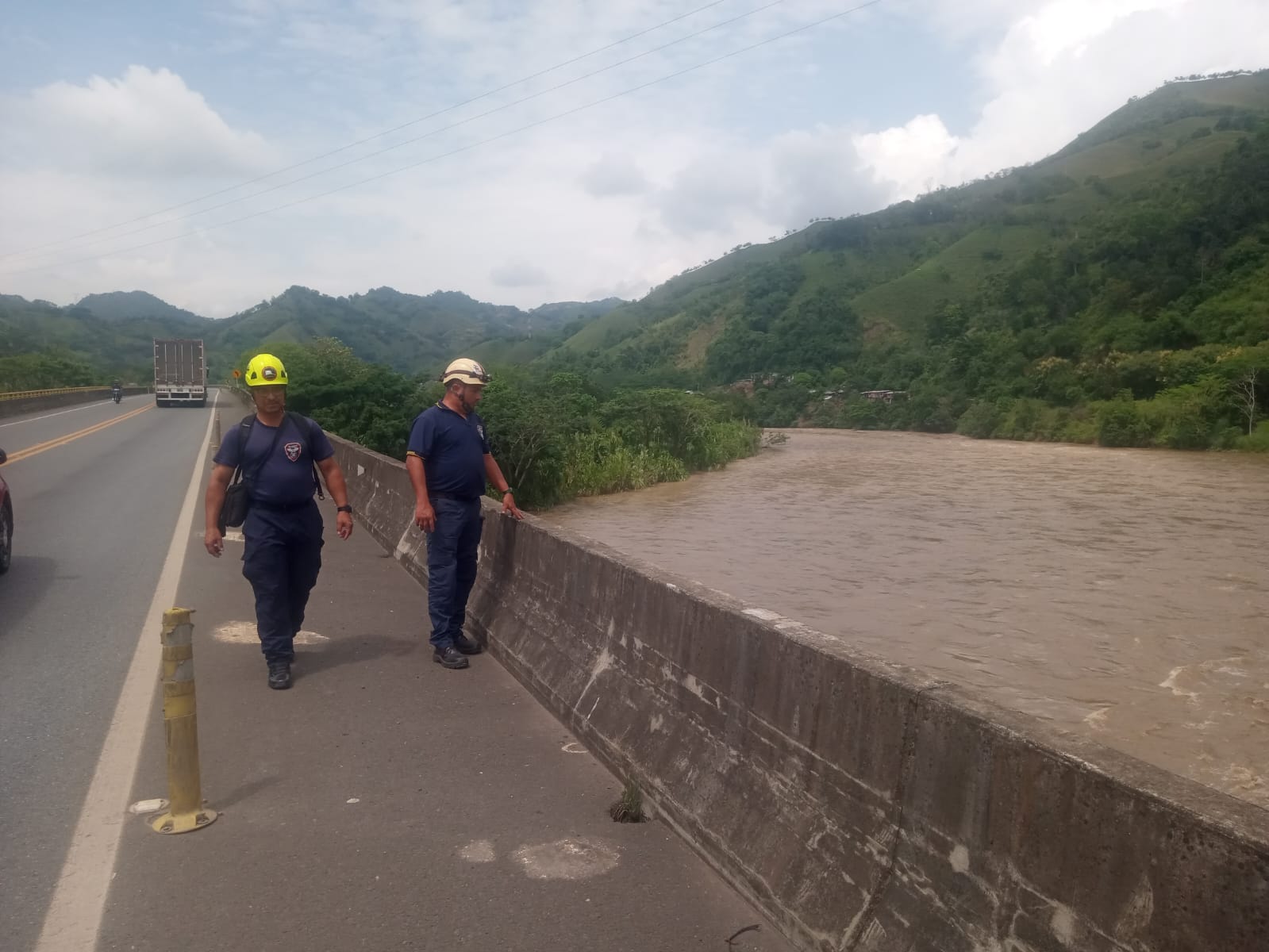Integrantes del cuerpo de bomberos de Irra (Risaralda) monitorean el nivel del río Cauca. Foto suministrada.