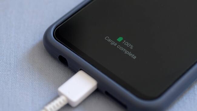 Celular con carga completa (GettyImages)
