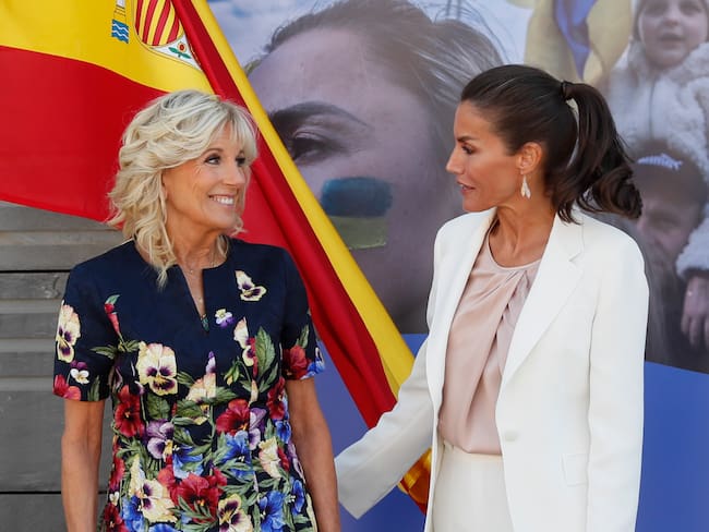 La reina Letizia y la primera dama de Estados Unidos, Jill Biden, visitan este martes, el centro de acogida de refugiados ucranianos, en Pozuelo de Alarcón (Madrid). Foto: EFE/ Mariscal